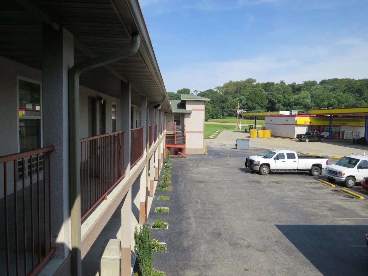 First Western Inn Caseyville Екстериор снимка