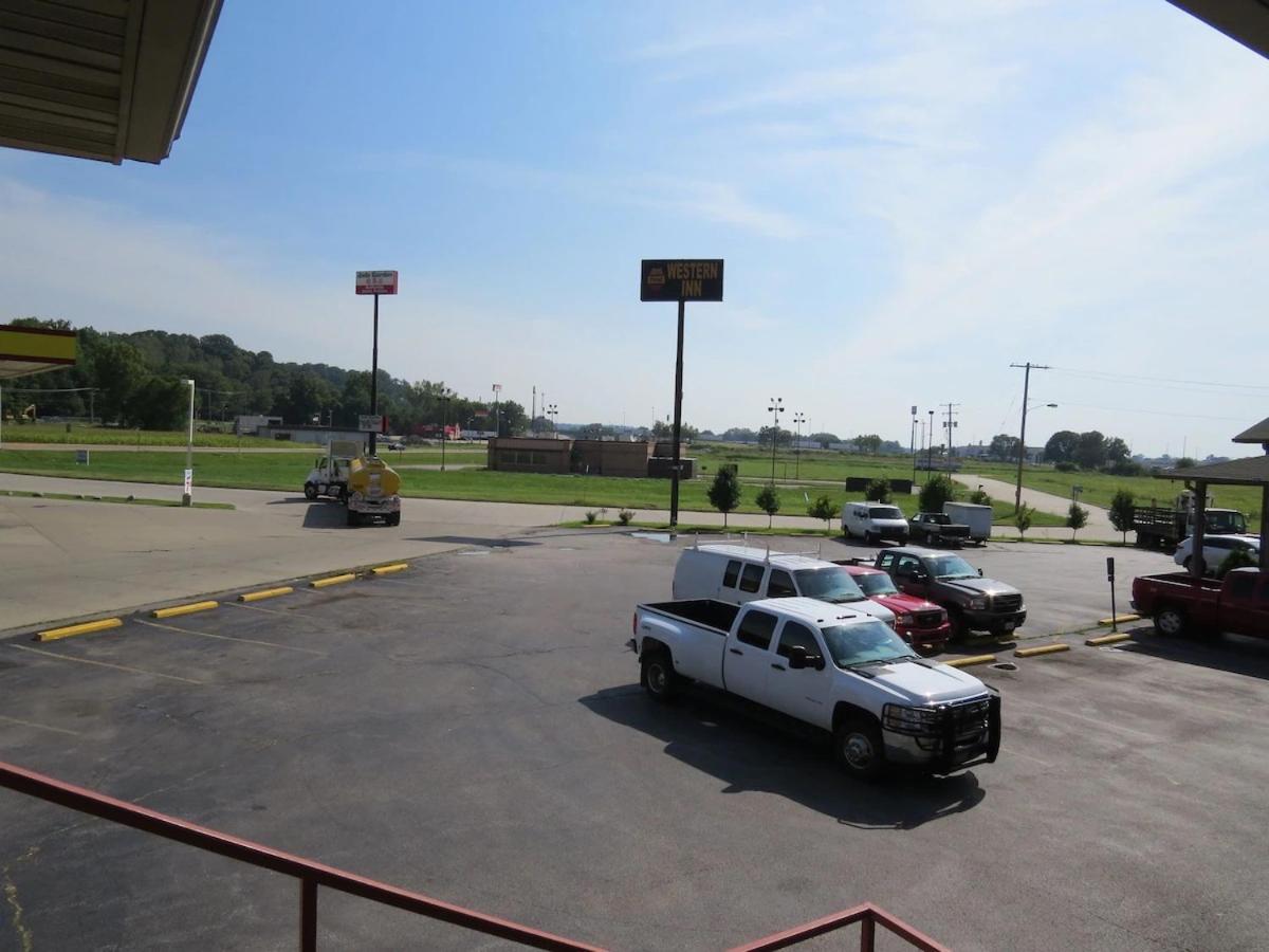 First Western Inn Caseyville Екстериор снимка