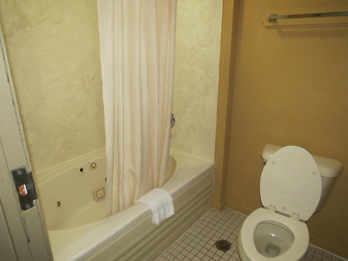 First Western Inn Caseyville Екстериор снимка
